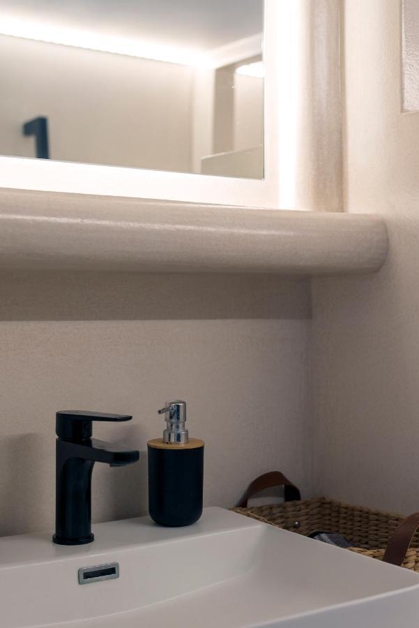 Black And White Apartment 阿波罗尼亚 外观 照片